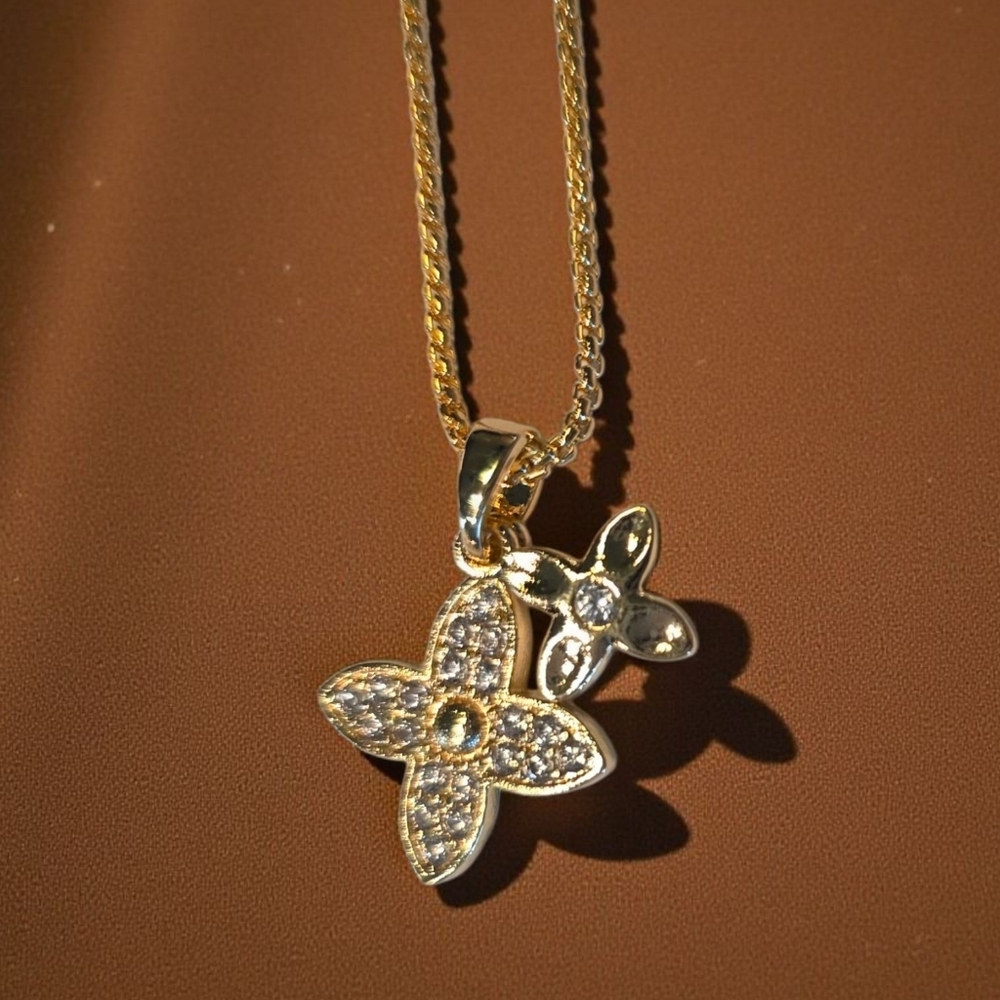 SALE!! Dainty Double Clover Necklace NWT - Picture 2 of 5